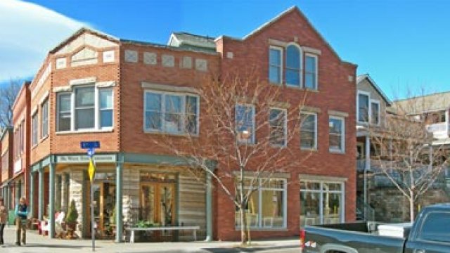 In the Eighth and Pearl neighborhood in Boulder, CO, stores and offices create a smooth transition from a commercial street to residential side street.