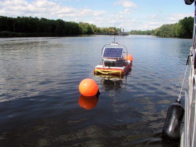 The project's effect on water quality is closely monitored in accordance with Engineering Performance Standards. Water monitoring is done around and downstream of the dredges, to determine PCB resuspension levels. This water monitoring buoy is solar power