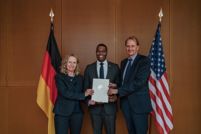 Pictured from left to right between the Flag of the Federal Republic of Germany and Flag of the United States: German Minister for the Environment, Nature Conservation, Nuclear Safety and Consumer Protection Steffi Lemke, United States Environment Protection Agency (EPA) Administrator Michael S. Regan, and President of the German Environment Agency Prof. Dirk Messner