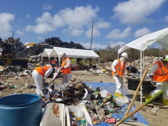 contratistas evaluando escombros y desechos en USVI