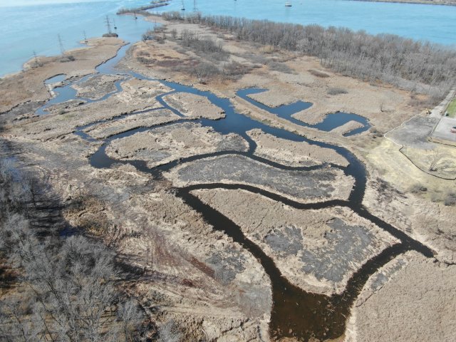 Foto von Kanalisierung, Schlaglöchern und früheren Baggerarbeiten im Burnt Ship Creek wird von einem Luftbild gezeigt. Bild mit freundlicher Genehmigung von NYSPRHP.