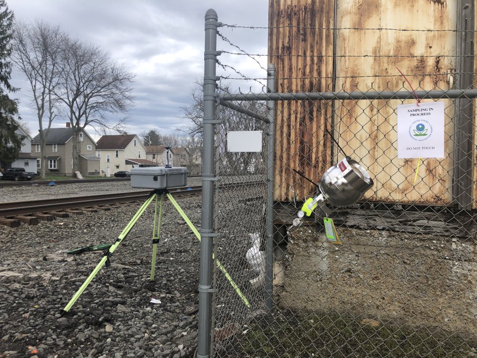 air monitorign tools along the tracks