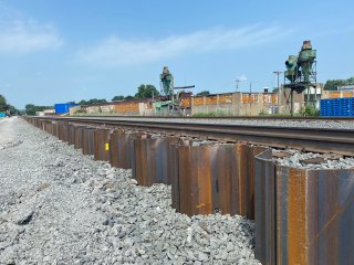 Sheet piling keeps the tracks stable